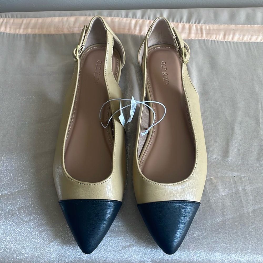 NWT Old Navy Women’s tan & black color block flats with side cutout detail ✨